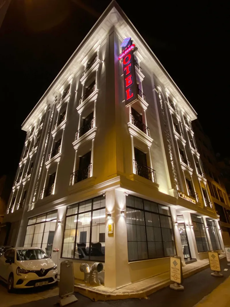 Nilüfer Otel gece ışıklandırmalı dış cephe görünümü ve bina mimarisi