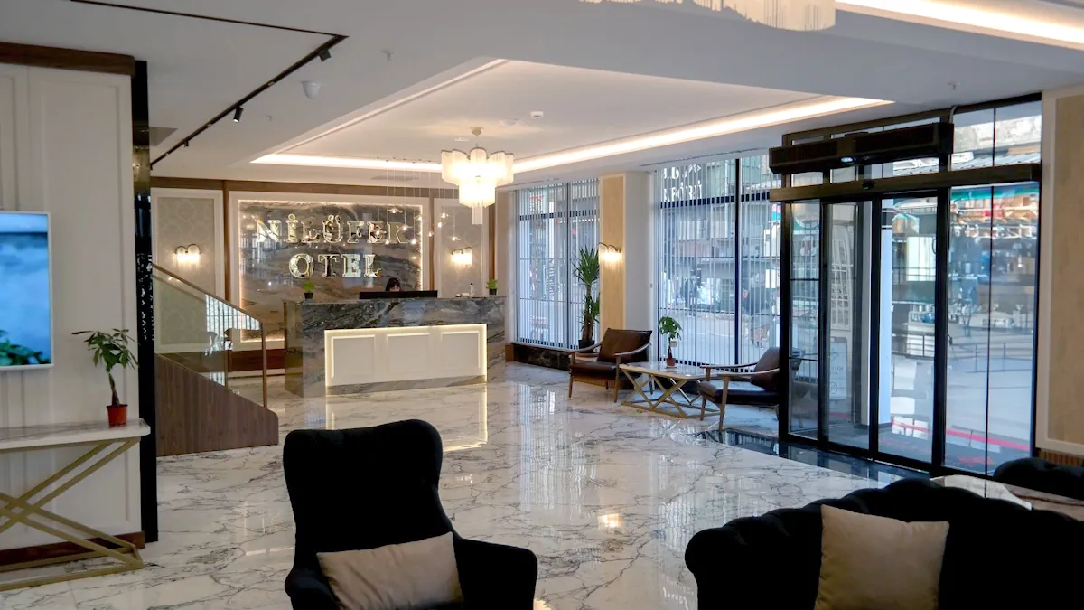 Nilüfer Otel modern lobi alanı, resepsiyon bankosu ve oturma grubu