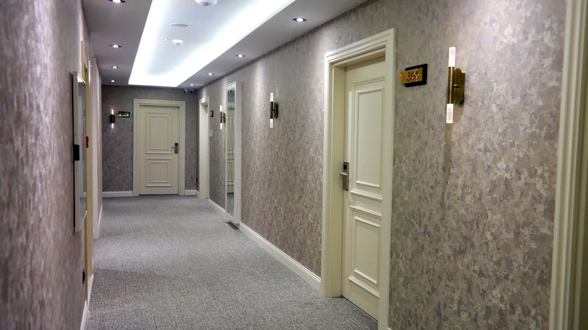 Nilüfer Otel şık tasarımlı kat koridoru, oda kapıları ve modern aydınlatma
