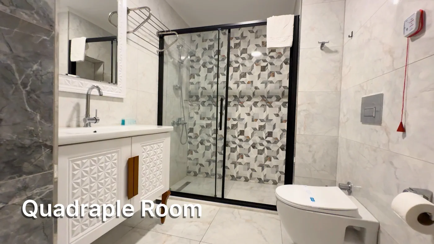 Nilüfer Otel Quadruple Oda tuvalet-duş-lavabo