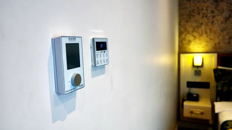 Nilüfer Otel çift kişilik oda akıllı klima ve dijital sıcaklık kontrol paneli