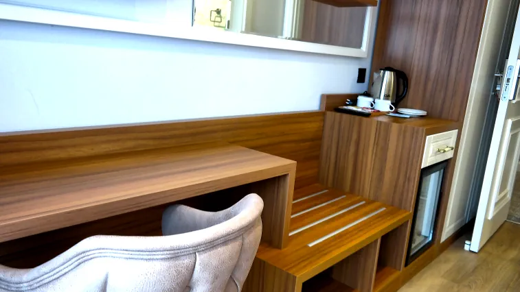 Nilüfer Otel konforlu oda içi çalışma alanı ve koltuk
