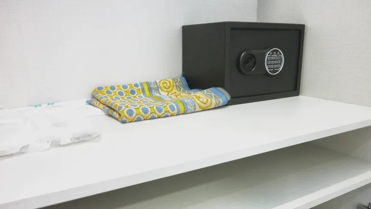 Nilüfer Otel oda içi şifreli elektronik güvenlik kasası ve seccade