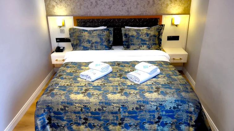Nilüfer Otel çift kişilik geniş yatak ve konforlu oda düzeni