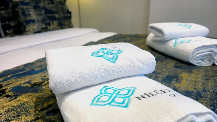 Nilüfer Otel logosu işlenmiş temiz ve hijyenik buklet havlu seti