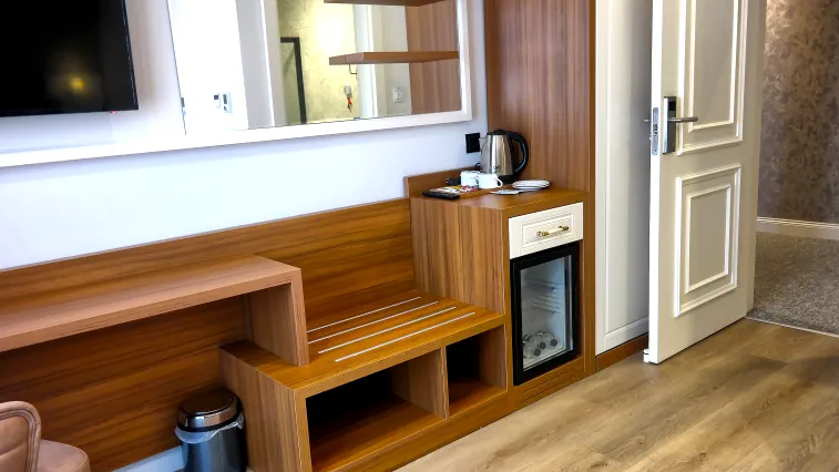 Nilüfer Otel oda içi ahşap bavulluk, dolap ve minibar ünitesi