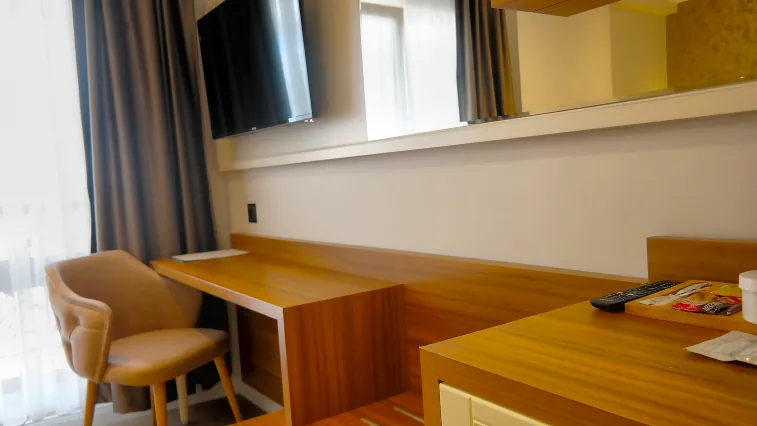 Nilüfer Otel çift kişilik oda makyaj masası ve geniş ayna