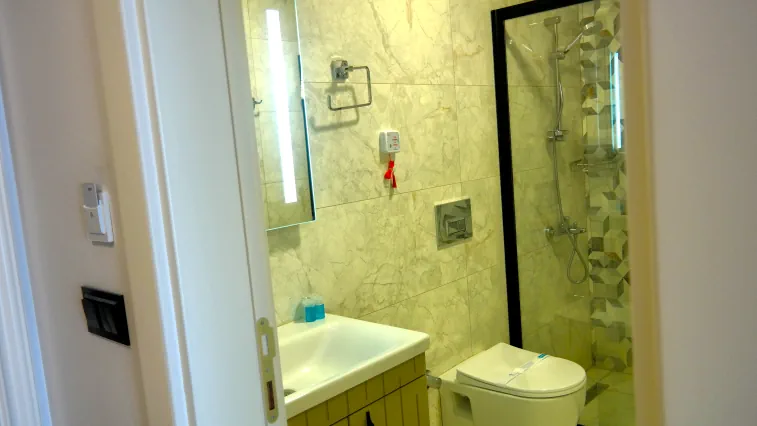 Nilüfer Otel modern oda banyosu, klozet ve cam duşakabin