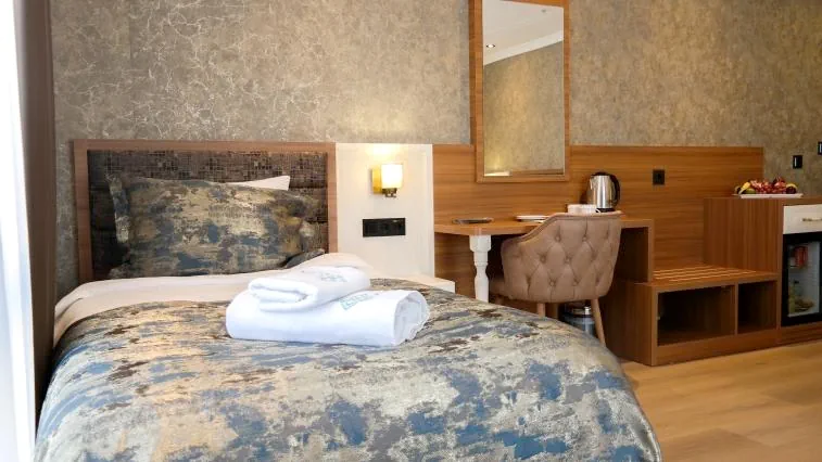 Nilüfer Otel quadruple oda genel iç tasarımı ve çalışma masası