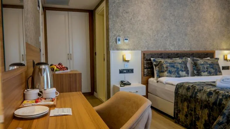 Nilüfer Otel oda içi su ısıtıcısı, ikram seti ve gardırop düzeni