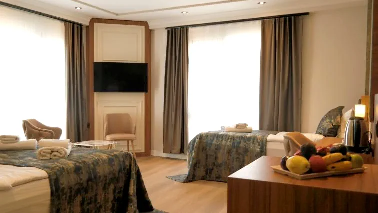 Nilüfer Otel 4 kişilik oda fotoğraf çekimi sunumu ve oturma alanı