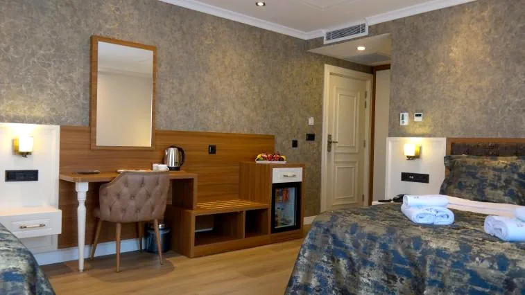 Nilüfer Otel quadruple oda çalışma masası, ayna ve minibar