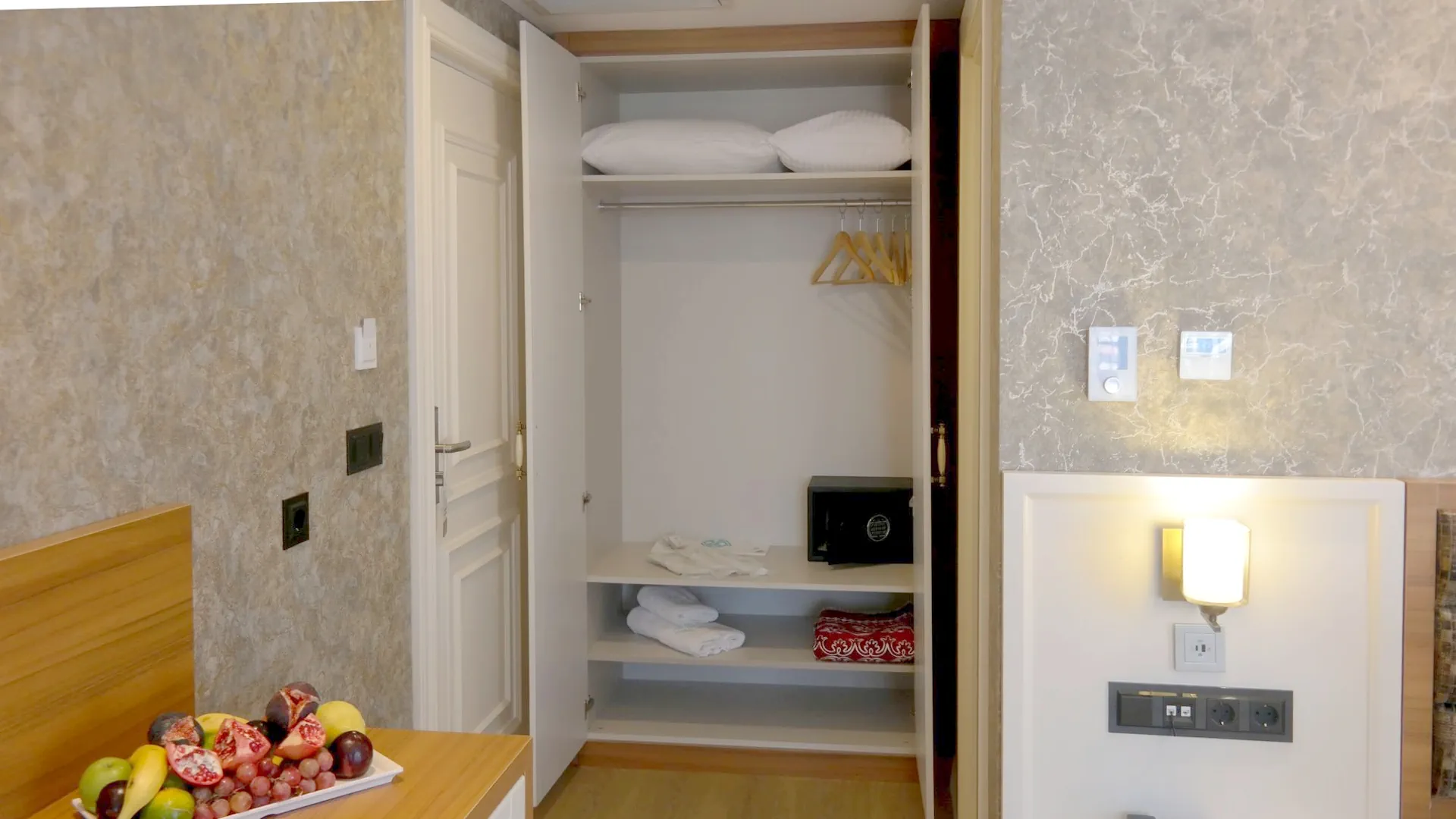 Nilüfer Otel geniş giysi dolabı, askılıklar ve güvenlik kasası