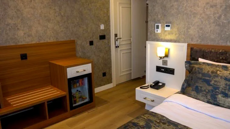 Nilüfer Otel yatak başı aydınlatma, telefon ve minibar alanı