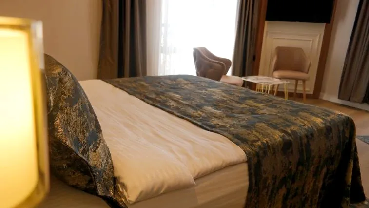 Nilüfer Otel 4 kişilik aile odası çift kişilik yatak alanı