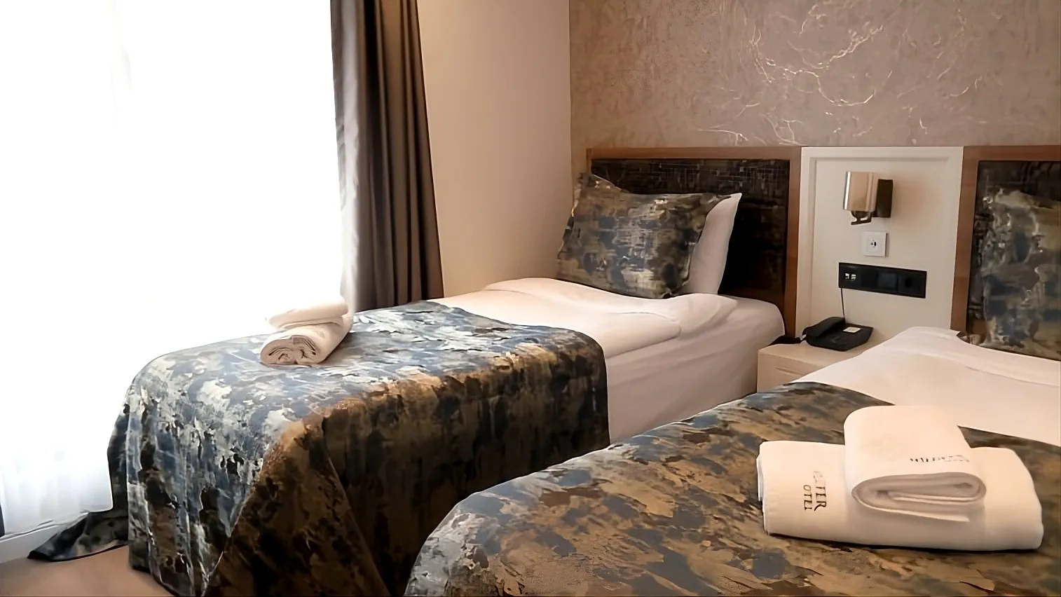 Nilüfer Otel twin oda iki ayrı tek kişilik yatak düzeni