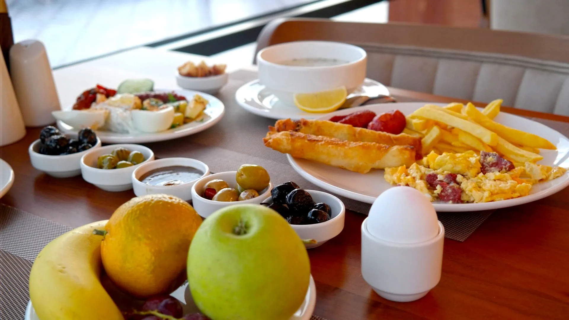 Nilüfer Otel sosis, patates kızartması, yumurta ve taze meyveler