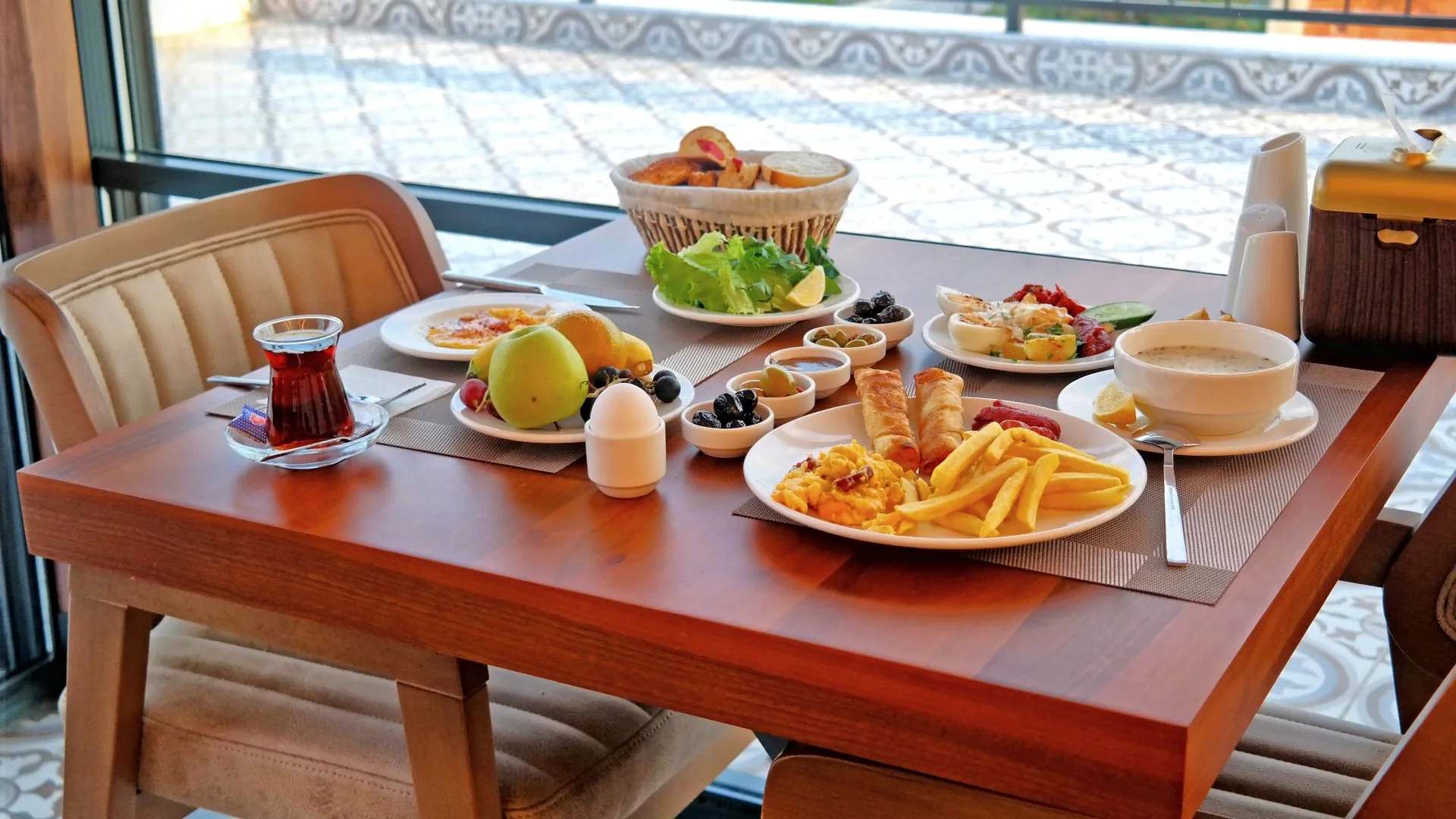 Nilüfer Otel restoranında serpme açık büfe kahvaltı masası