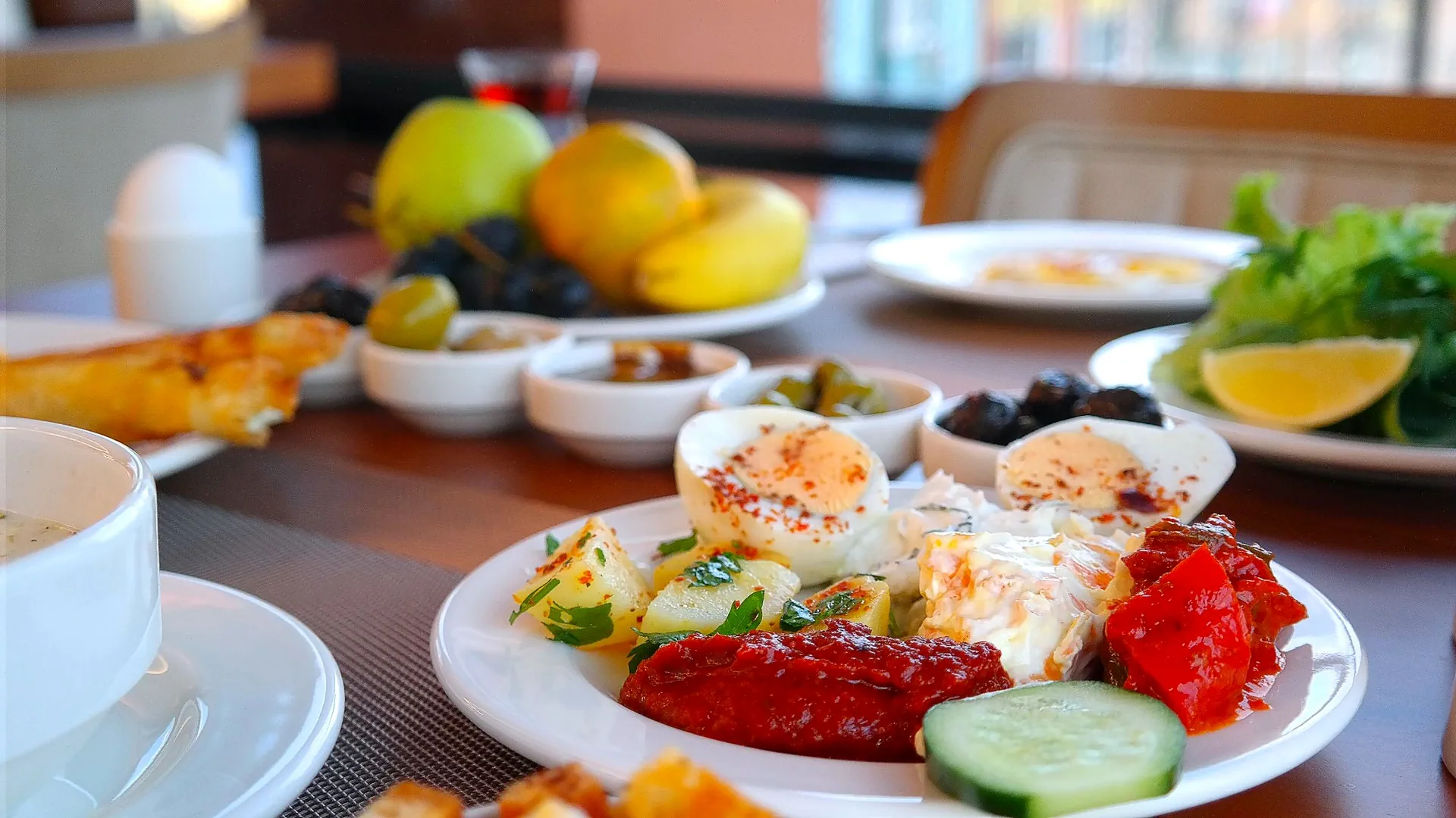 Nilüfer Otel taze haşlanmış baharatlı yumurta ve zeytin tabağı