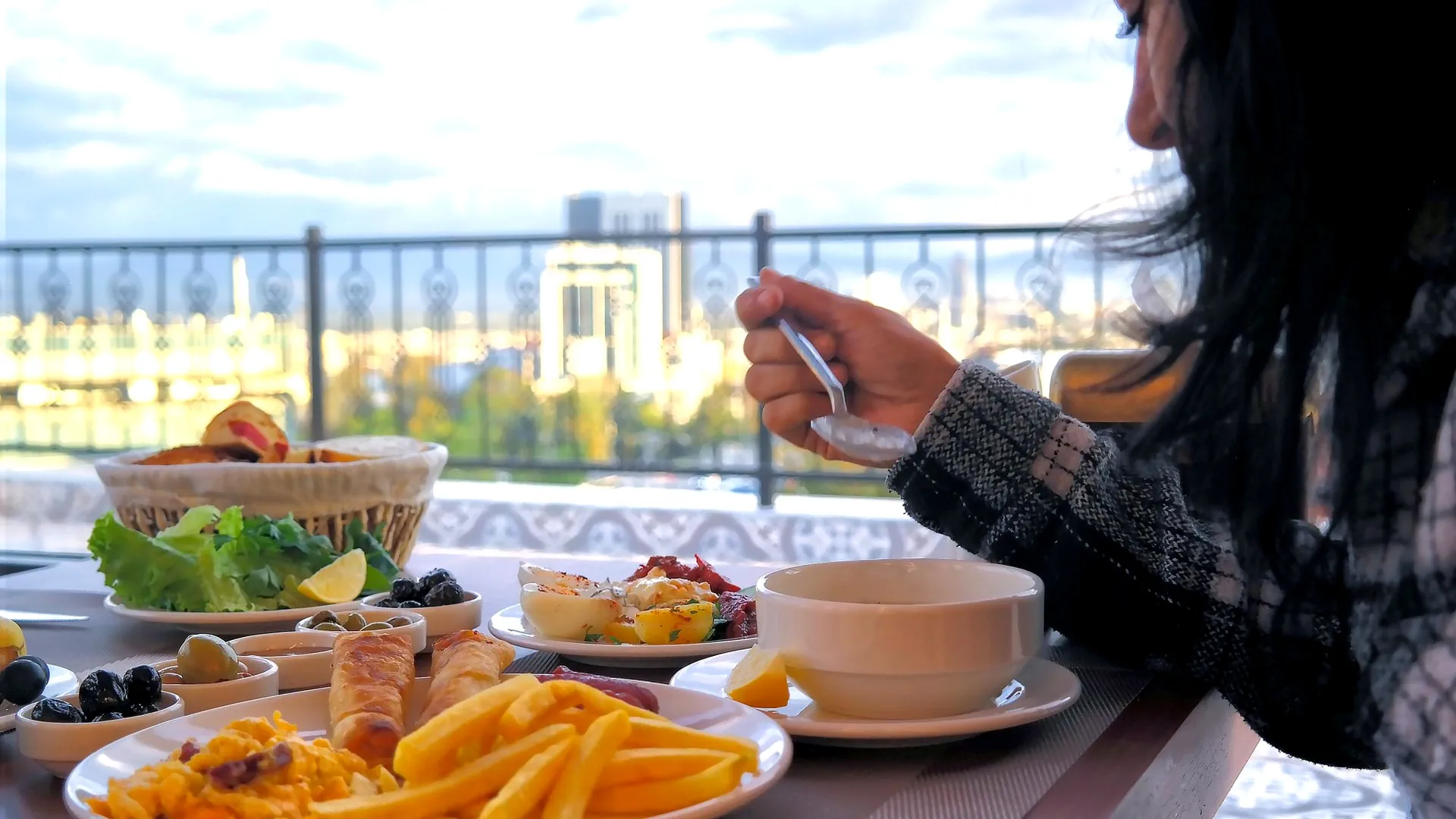 Nilüfer Otel teras restoranda manzaralı açık büfe kahvaltı keyfi