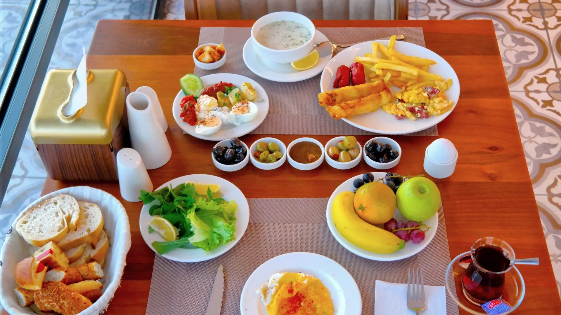 Nilüfer Otel lezzetli açık büfe kahvaltı masası ve sıcak çay