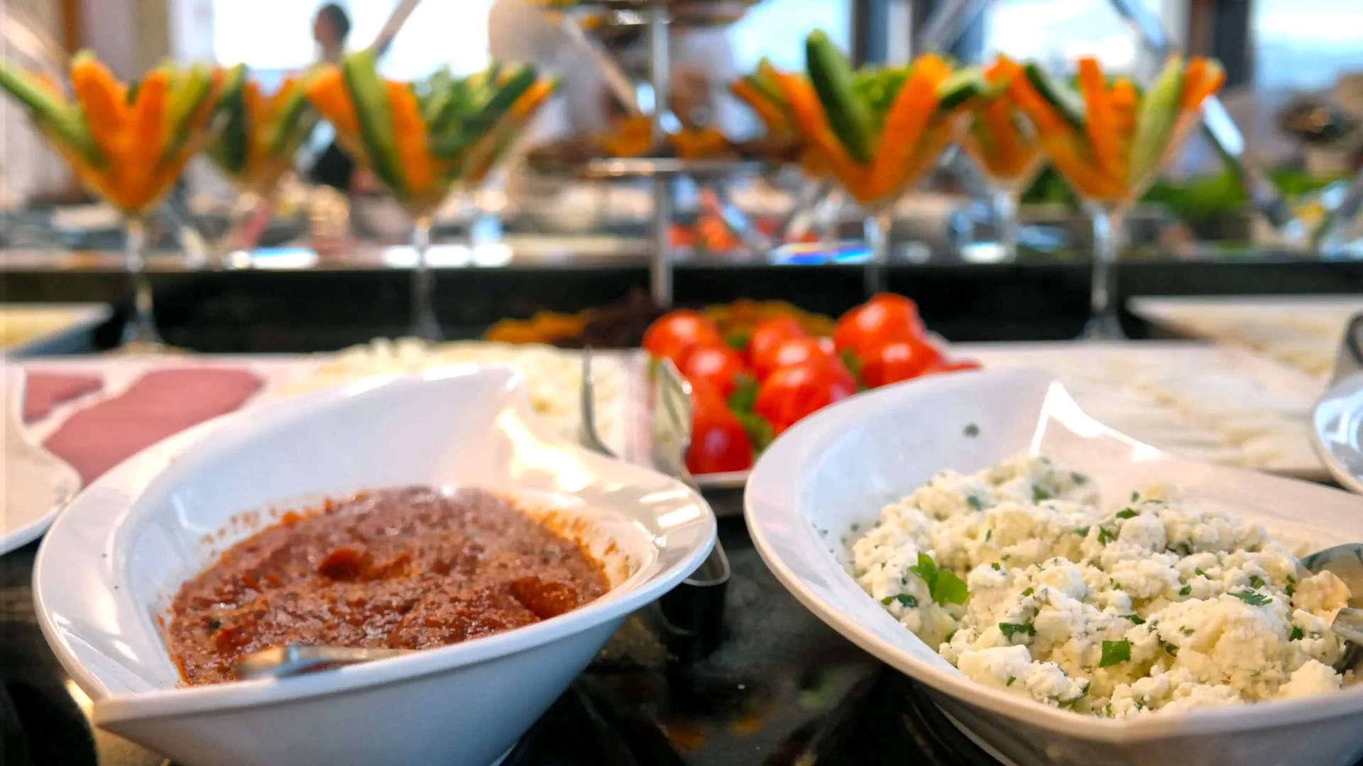 Nilüfer Otel kahvaltı büfesi ezme, sos ve zeytinyağlı çeşitleri