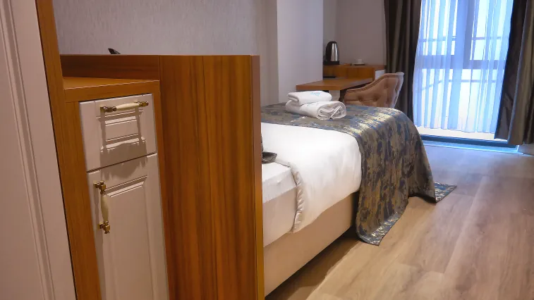 Nilüfer Otel konforlu tek kişilik oda ve pencere alanı