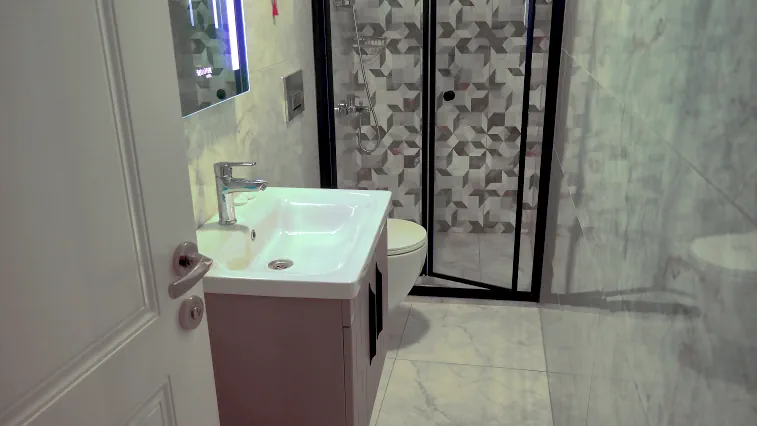 Nilüfer Otel banyo lavabosu ve modern duşakabin