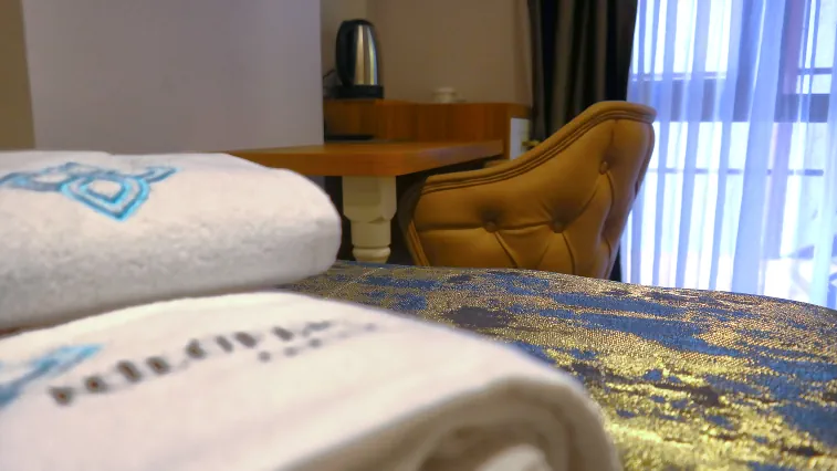 Nilüfer Otel oda içi çalışma masası ve konforlu koltuk