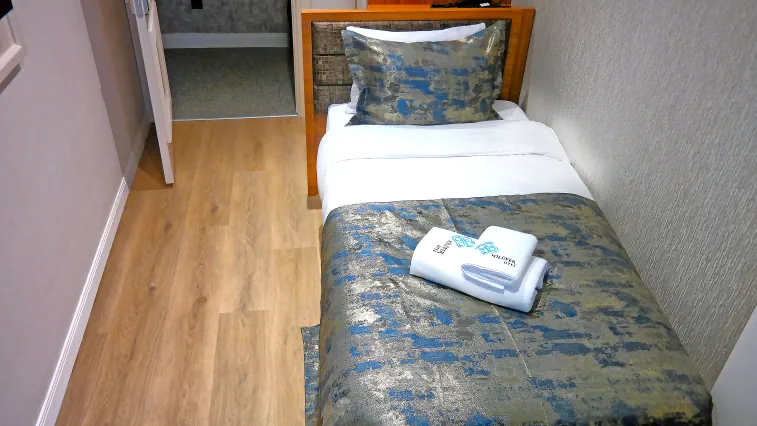 Nilüfer Otel single oda tek kişilik yatak ve oda girişi