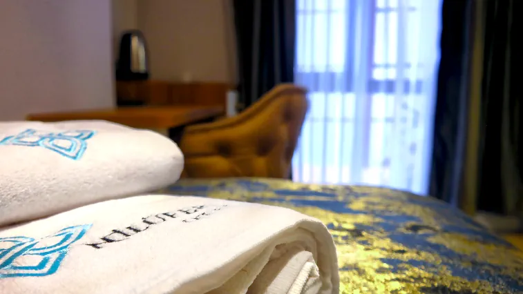 Nilüfer Otel hijyenik oda ikramları ve yatak düzeni