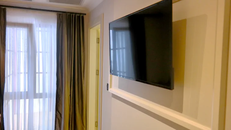 Nilüfer Otel duvara monte Smart LED TV ve fon perde