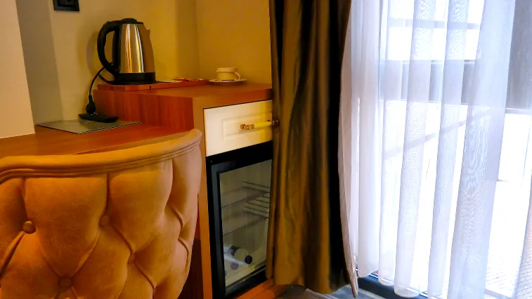 Nilüfer Otel oda içi kettle çay kahve seti ve minibar