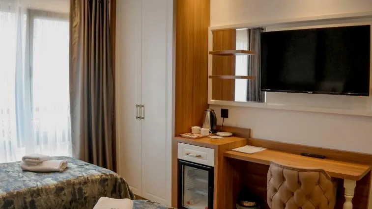 Nilüfer Otel üç kişilik triple oda dolap, TV ve çalışma masası