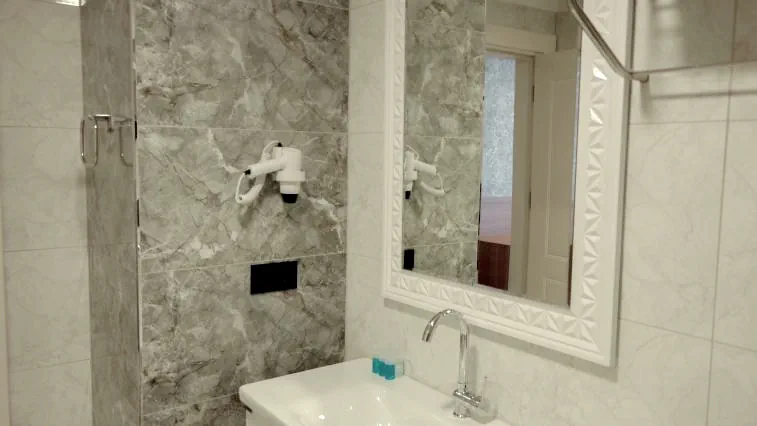 Nilüfer Otel banyo aynası, lavabo ve duvara monte saç kurutma makinesi