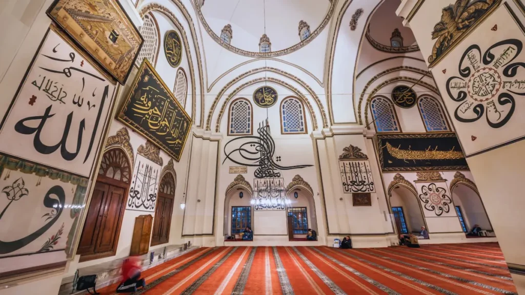 Bursa Ulu Camii duvarlarındaki tarihi hat sanatları ve hüsn-i hat levhaları