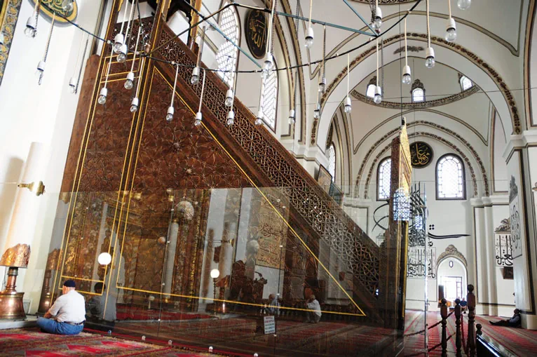 Bursa Ulu Camii kündekari sanatı ile yapılmış tarihi ahşap minber