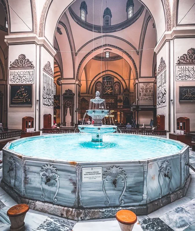 Tarihi Bursa Ulu Camii içindeki mermer şadırvan ve kubbe mimarisi