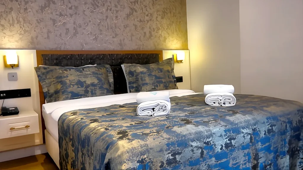 Nilüfer Otel double oda yatak başlığı ve komodin detayları