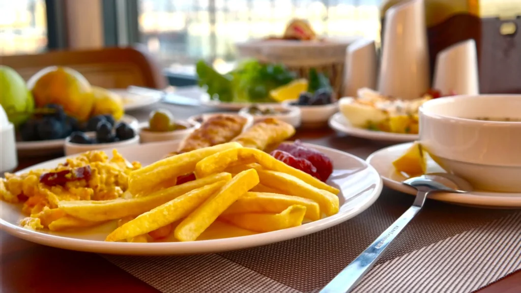 Nilüfer Otel sıcak açık büfe kahvaltılık patates kızartması ve omlet
