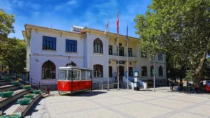Bursa Kent Müzesi tarihi bina dış cephesi ve önünde tramvay