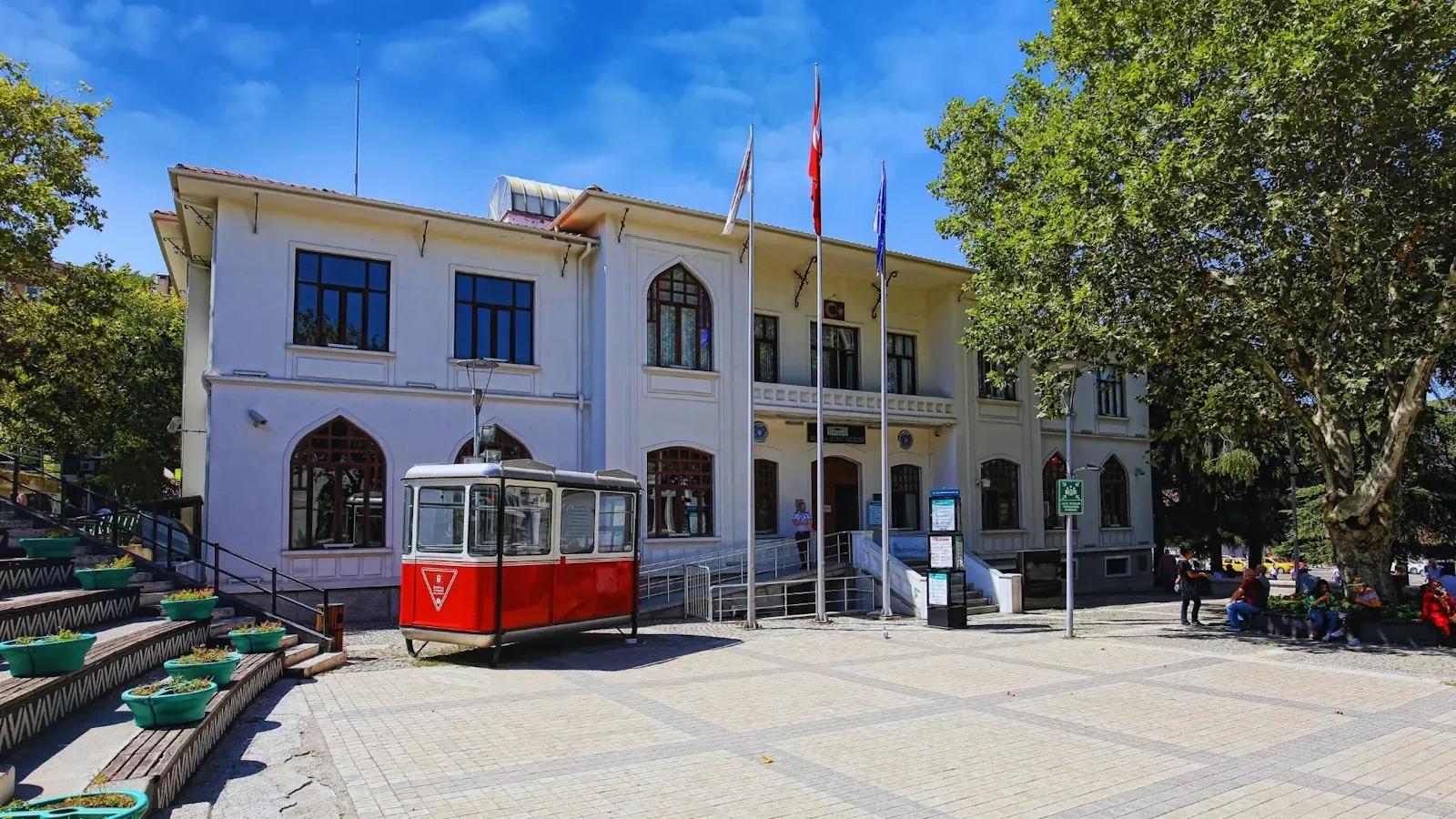 Bursa Kent Müzesi tarihi bina dış cephesi ve önünde tramvay