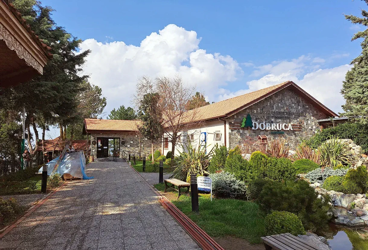 Dobruca Sosyal Tesisleri taş mimarili bina ve peyzaj alanı