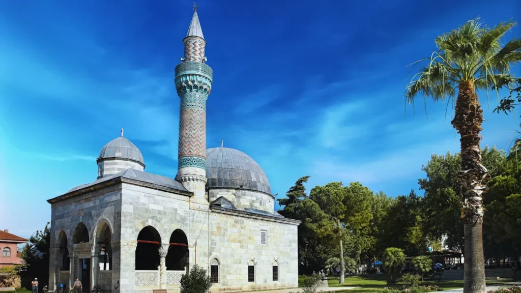 İznik Yeşil Camii çinili minaresi ve kubbesi