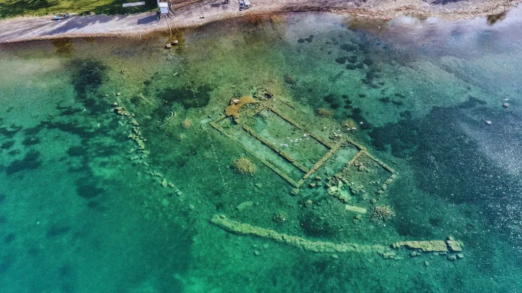 İznik Gölü altında bulunan batık bazilika havadan görünümü