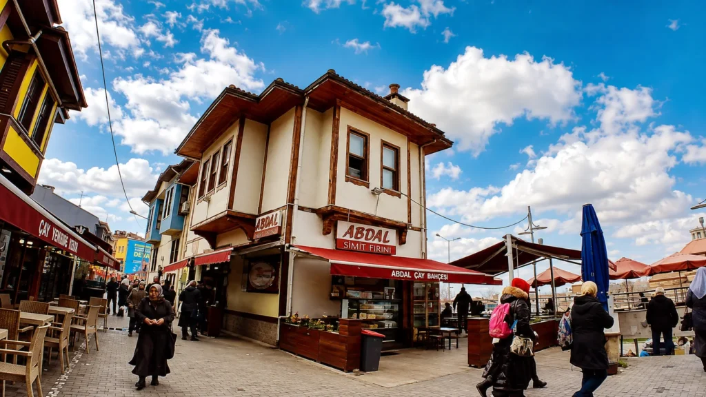 Tarihi Abdal Fırını ahşap mimarili tarihi dükkan binası