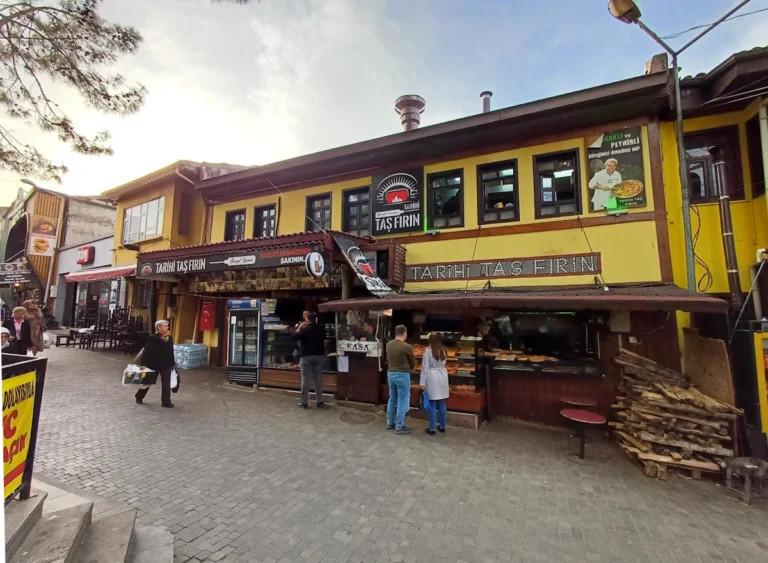 Tarihi Abdal Fırını dış cephesi ve çay bahçesi alanı