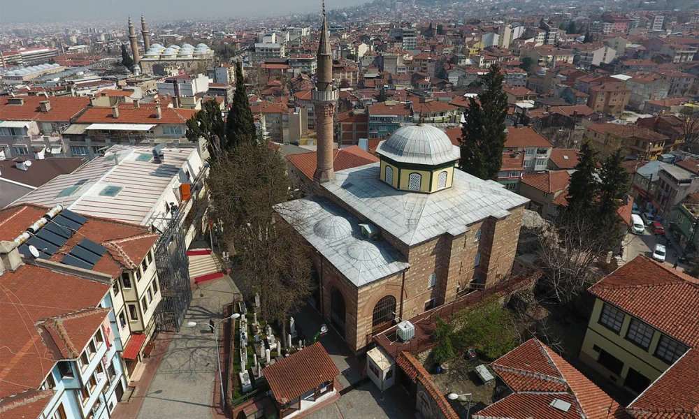 Bursa Üftade Hazretleri Camii kubbesi, minaresi ve şehir manzarası
