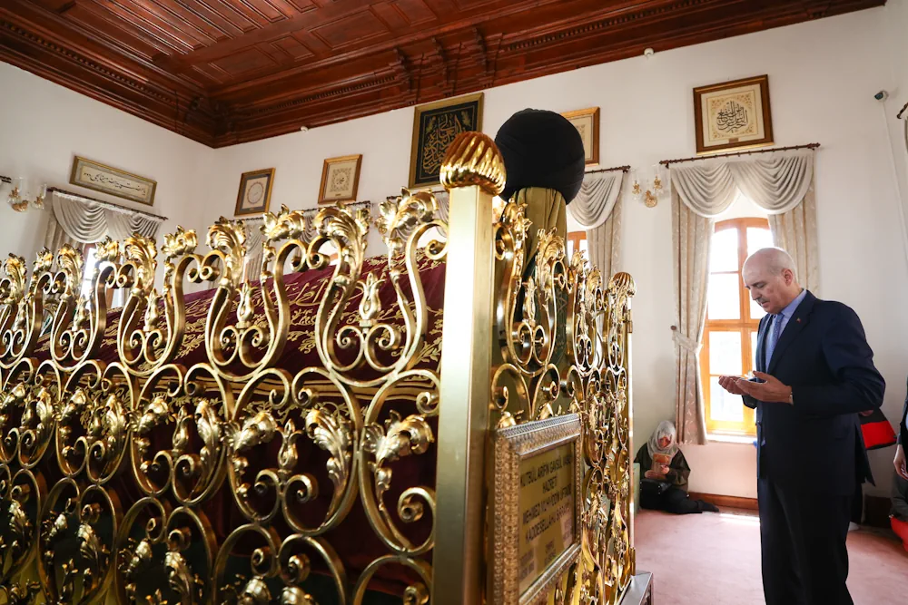 Bursa Üftade Hazretleri Camii iç mekan korkulukları ve ahşap tavan