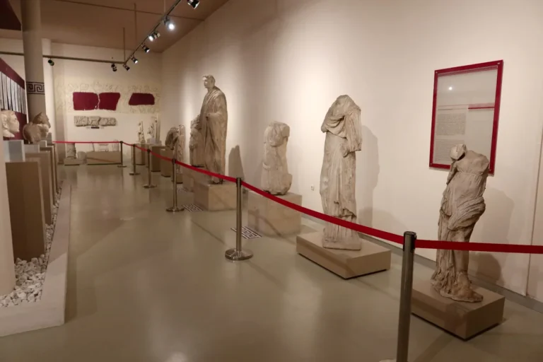 Bursa Arkeoloji Müzesi heykel ve mermer eserler sergi salonu